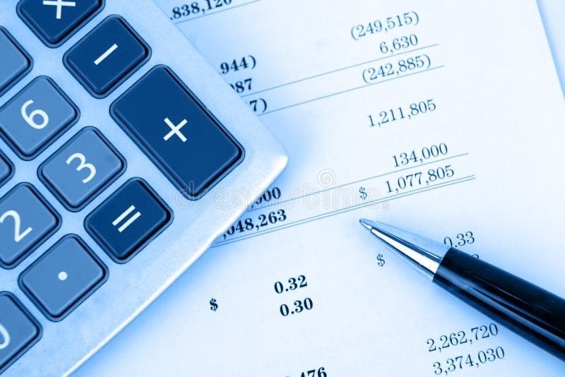 Blå miniräknare, penna och finansiella siffror på dokument